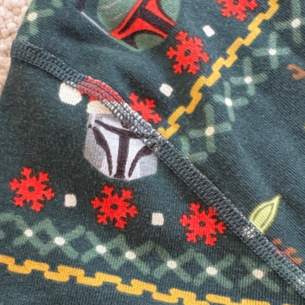 Hanna Andersson Festive Star Wars Long Sleeve PJ Top- Green and Red - Picture 11 of 16